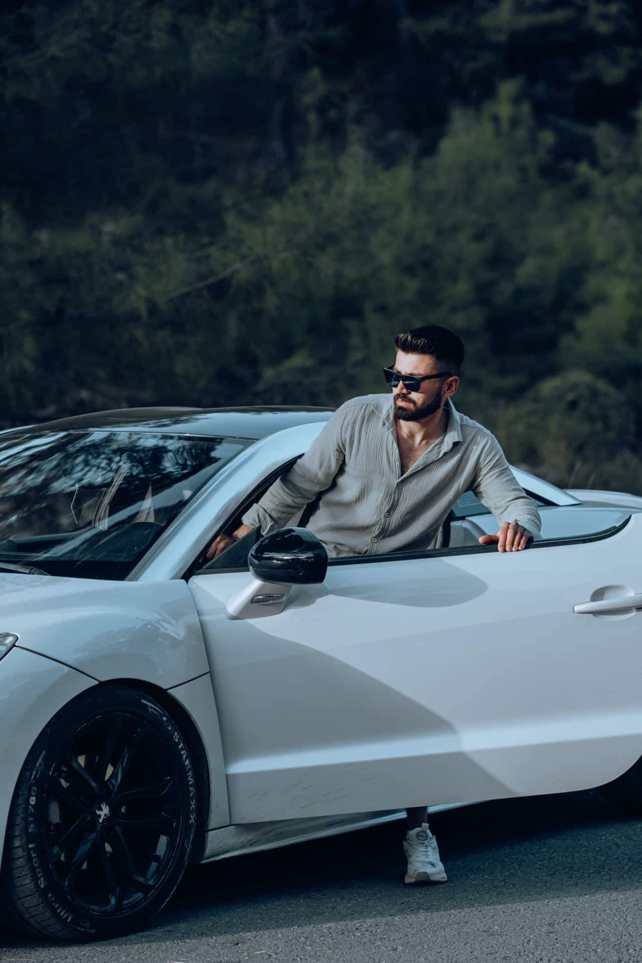 Homme avec sa voiture