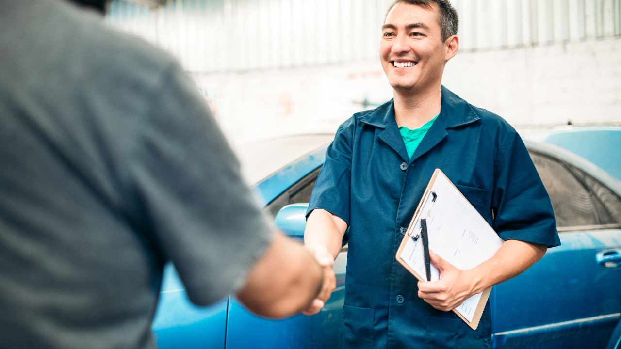 Un garagiste et son client