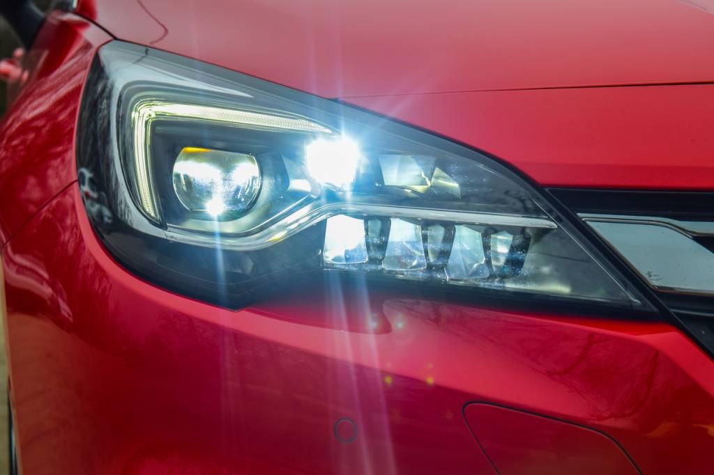 voiture équipée d'une ampoule LED