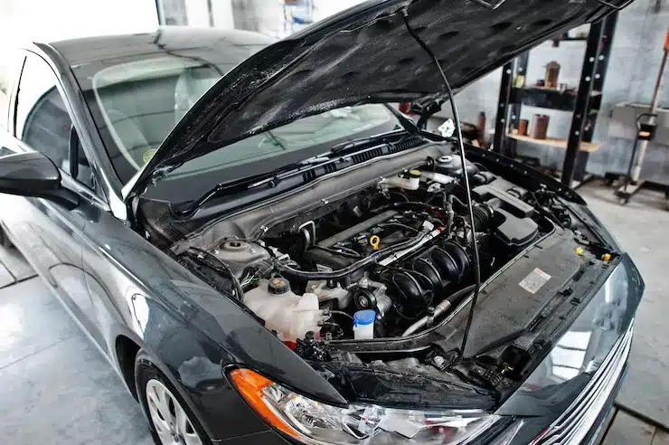 reparation-entretien-voiture-moteur-capot-ouvert-voiture-service-automobile