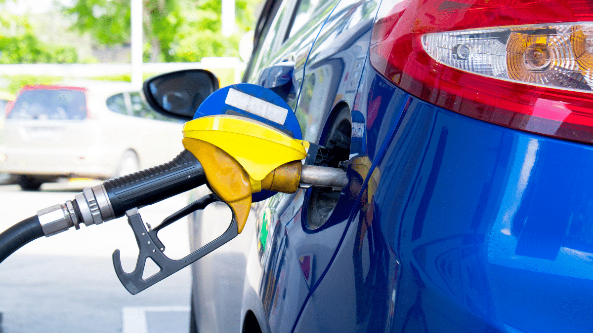 Louer une voiture à essence interdit en 2030