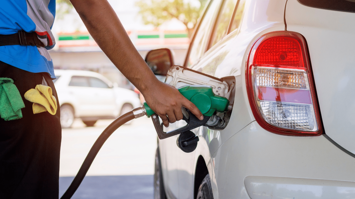 Louer une voiture à essence interdit en 2030