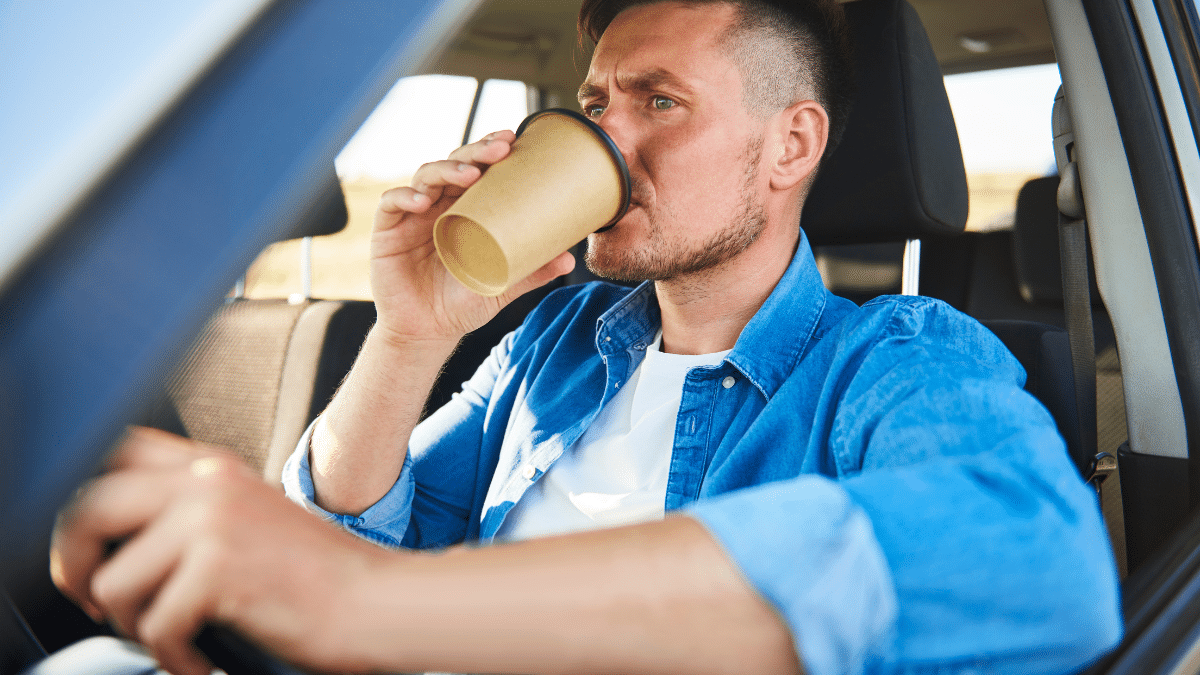 Manger ou boire au volant, l’amende qui surprend plus d’un conducteur