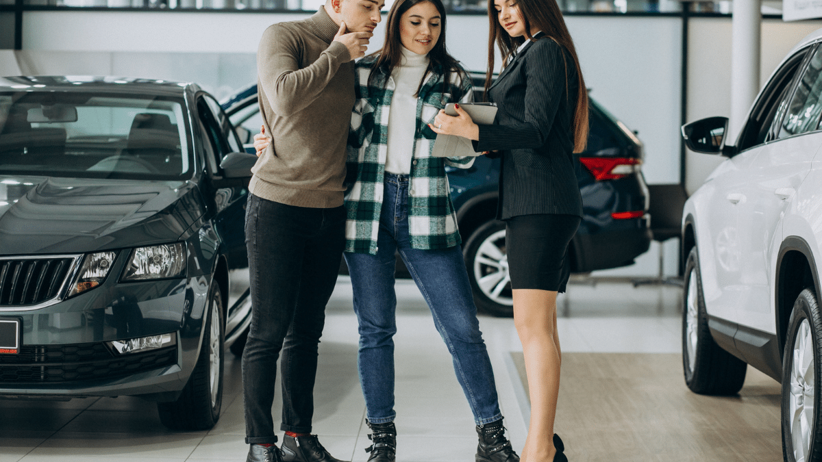Un couple voulant acheter une voiture neuve